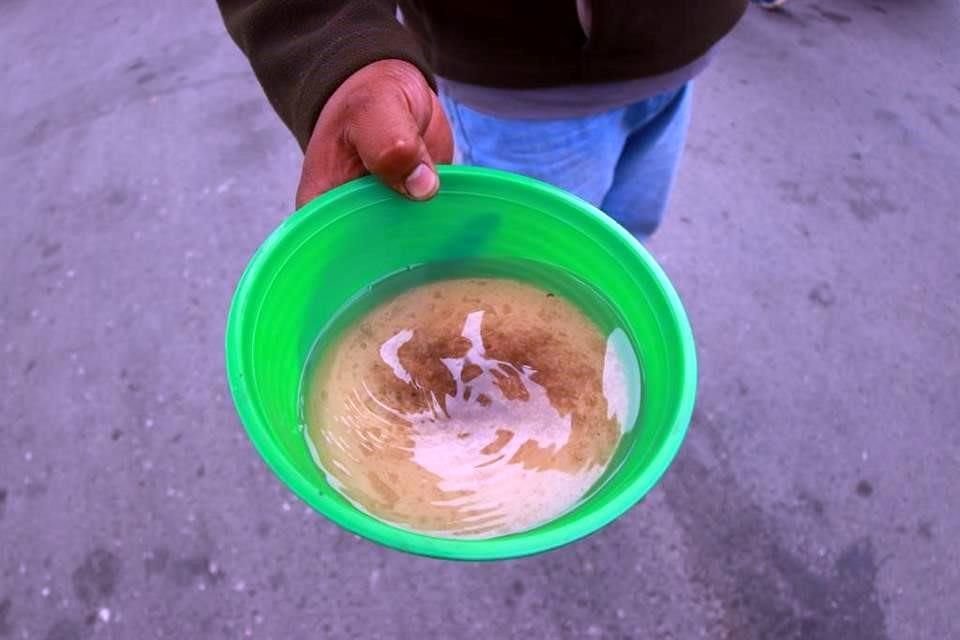 Usuarios mostraron la gasolina que despachan en la estación.