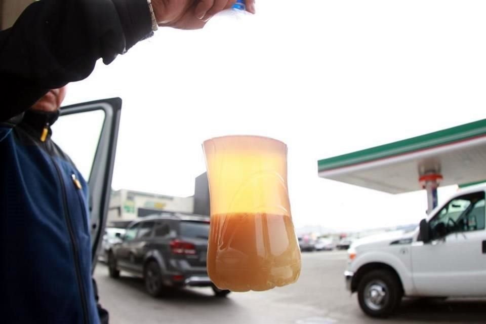 Según los usuarios, sus autos avanzaron unos metros y se detuvieron tras cargar combustible en la estación. 