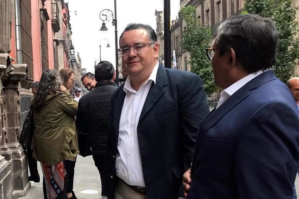 El coordinador Gabriel García afuera de Palacio Nacional.