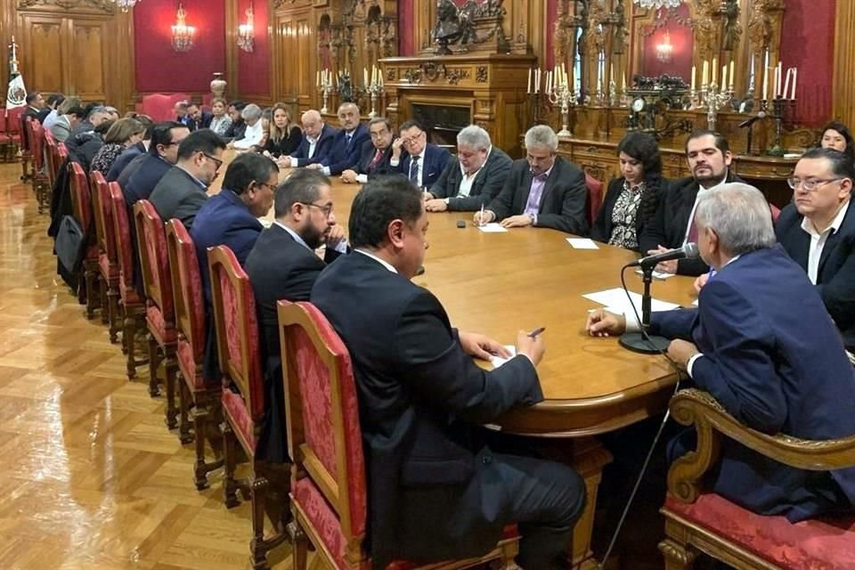 El Presidente en su reunión con los superdelegados.