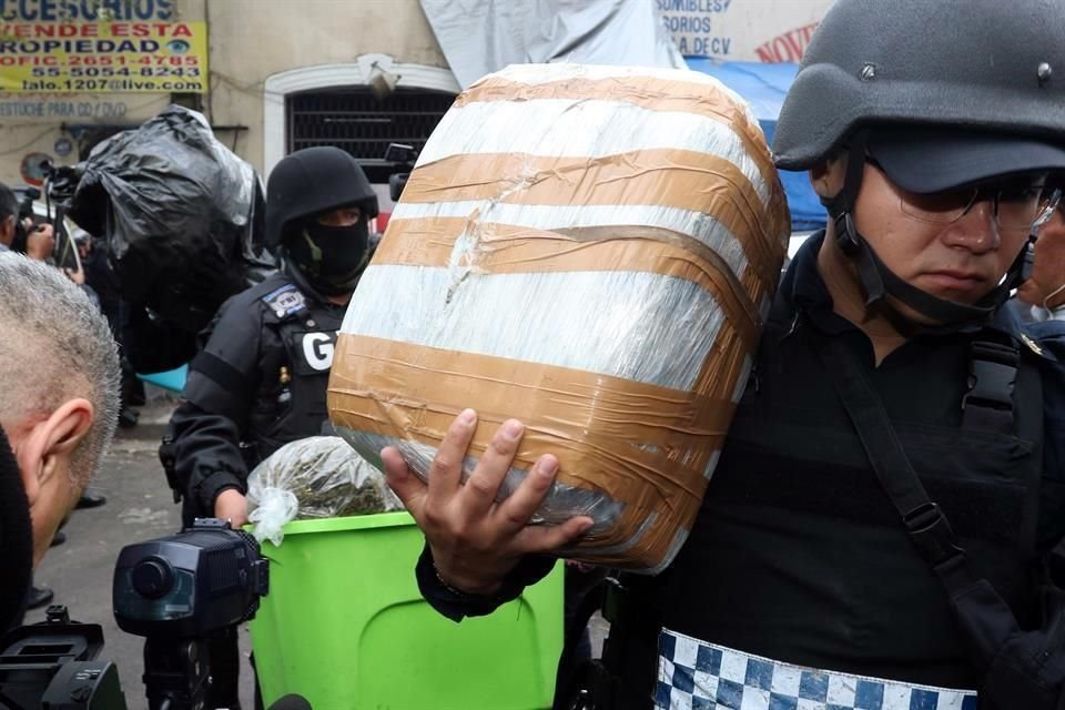 Policías sacan droga asegurada en Peralvillo número 33.