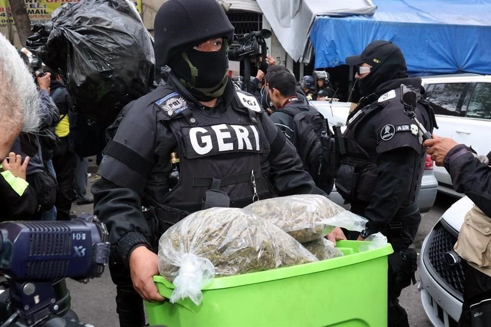 También se hallaron 13 armas cortas, 7 armas largas, un tubo lanza cohetes, 17 cargadores de arma larga, 37 cargadores de arma corta, mil 520 cartuchos útiles, 5 granadas y 1.5 millones de pesos en efectivo