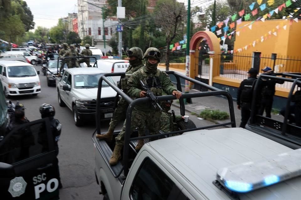 La zona permaneció sitiada hasta el mediodía, cuando las autoridades concluyeron con el traslado de los detenidos, la droga, las armas y hasta motocicletas aseguradas
