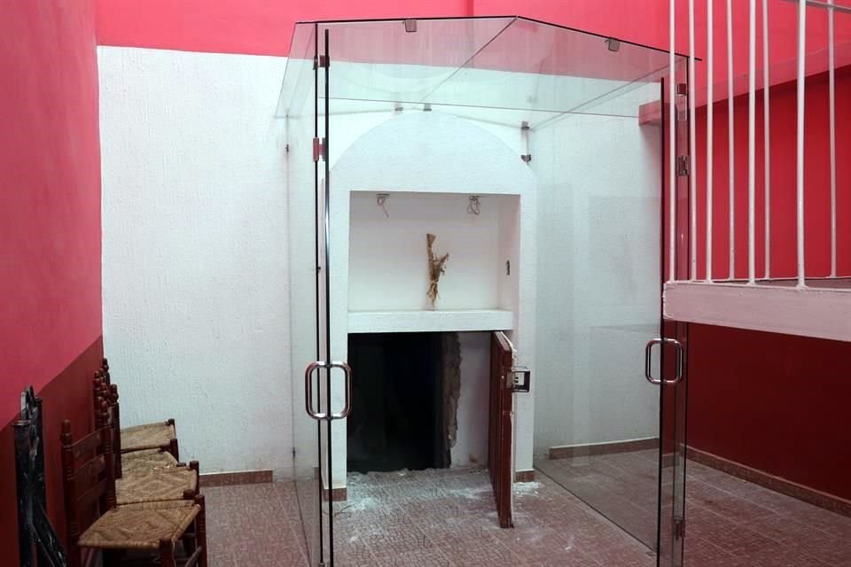 Escotilla de unos 50 centímetros cuadrados, que llevaba a una bodega subterránea donde había 2.5 toneladas de mariguana.