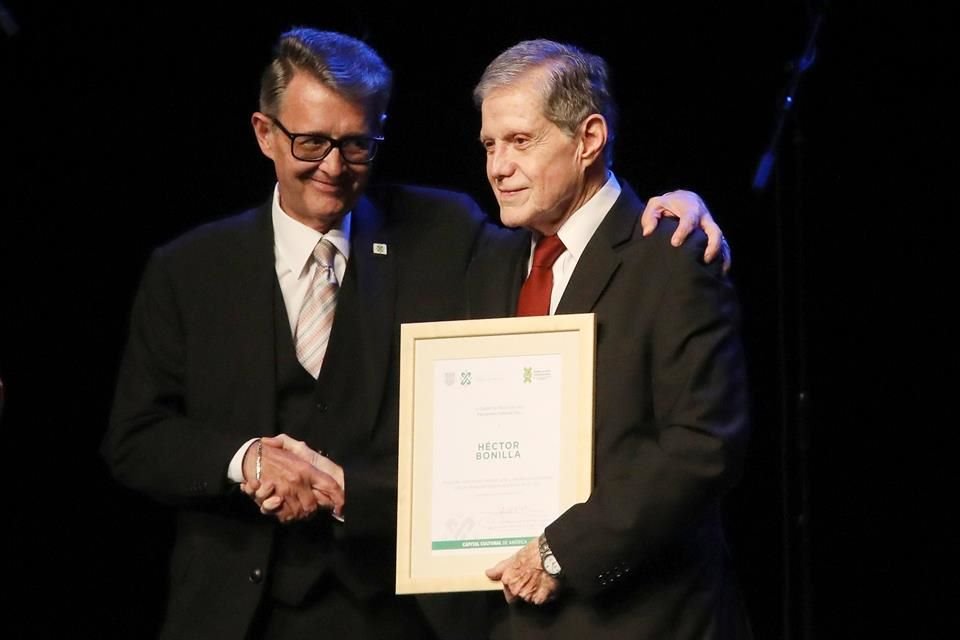 Héctor Bonilla recibió de las manos de José Alfonso Suárez del Real, Secretario de Cultura de la CDMX, el diploma que lo avala como Patrimonio Cultural Vivo.