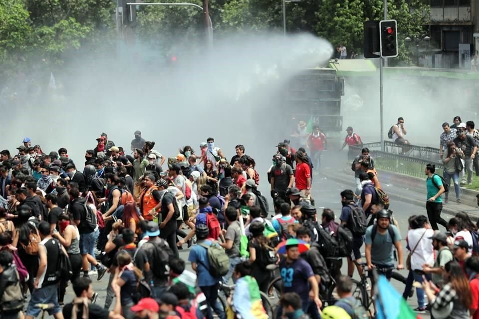 Fuerzas de seguridad chilenas lanzaron agua a los manifestantes.