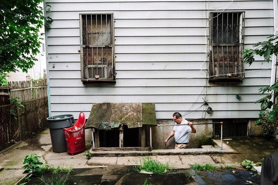 Amado baja a su departamento en Queens.