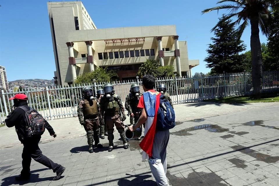 Manifestantes participan en una nueva jornada de protestas en las afueras del Congreso Nacional, Valparaíso, Chile.