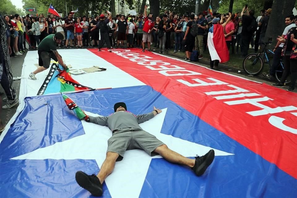 'Chile Despierta' se lee en una bandera desplegada en las movilizaciones de hoy.