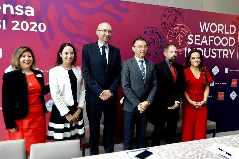 Bernd Rohde, director general de Hannover Fairs México (centro), durante el anuncio de la feria.