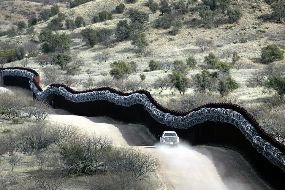 Desde hace 19 años, la ONG realiza estas cruces como homenaje a los migrantes que mueren en la frontera entre México y el estado de Arizona.