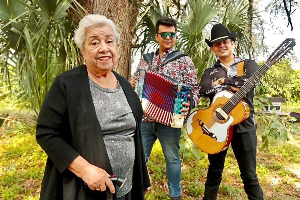 Irma Silva Herrera ha hecho historia al grabar con Buyuchek, el grupo de su nieto, 'Las canciones de la abuela', disco nominado a los Premios Grammy Latinos. 