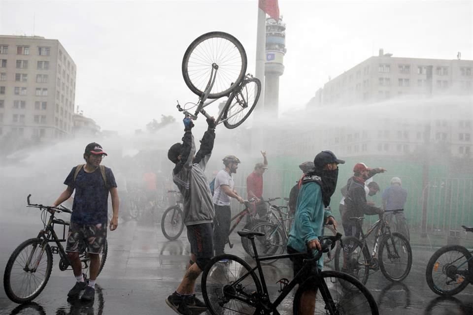 Los chilenos salieron a las calles con sus bicicletas para protestar contra Piñera.