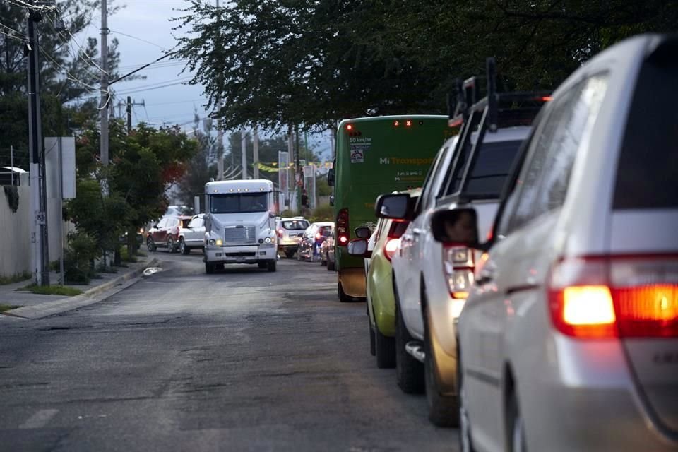 Esta es la única calle de acceso para salir o entrar al cuartel de la Guardia Nacional y suele colapsar a la hora pico.