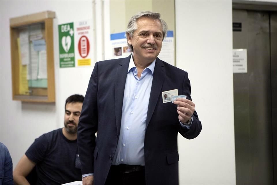 Alberto Fernández, del Frente de Todos, al emitir su voto en las elecciones presidenciales de este domingo en Argentina.