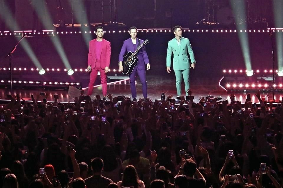 Al centro del escenario se colocó una pasarela que les permitió estar más cerca de las fans de área de Beyond, donde hubo público de pie.