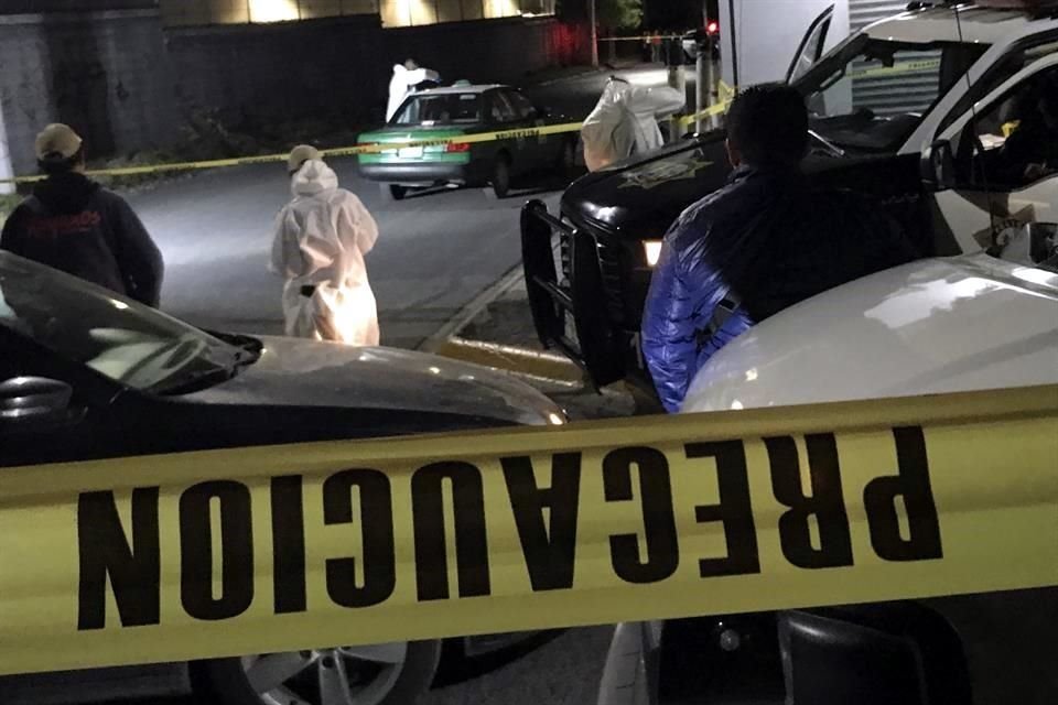 La Policía montó un cerco en la calle Río Salado, en su cruce con la Carretera Apodaca-Juárez, en la Colonia Pueblo Nuevo, en Apodaca, en donde fue abandonado el taxi con el cuerpo adentro.