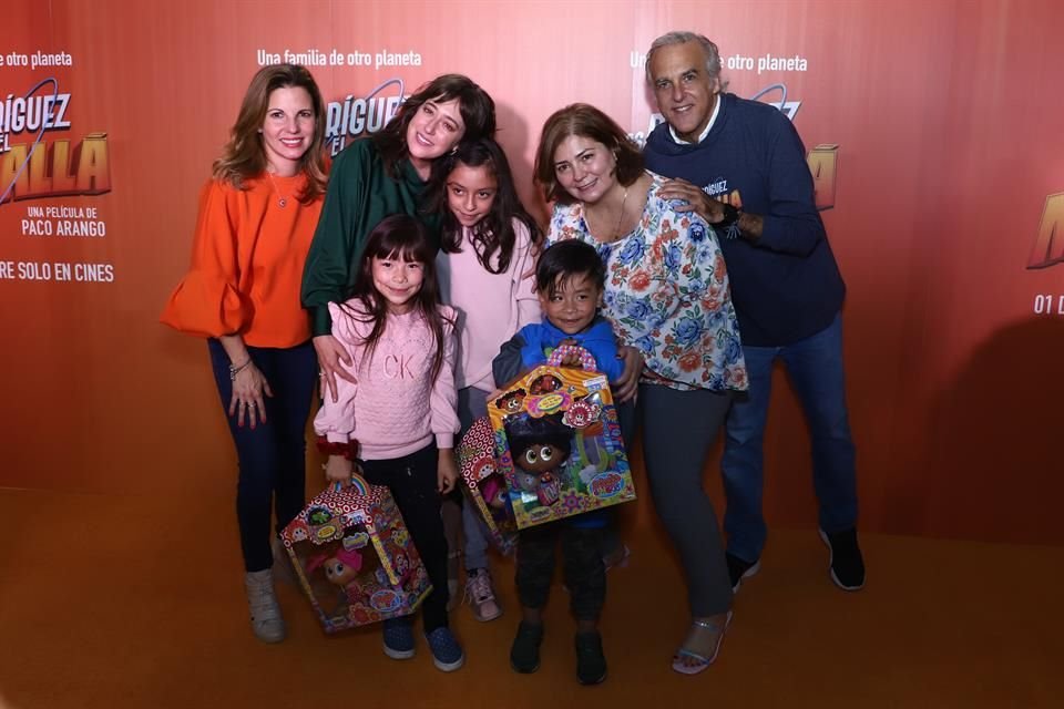 Treviño (verde) y Arango (der.) consintieron a niños de diversas fundaciones.