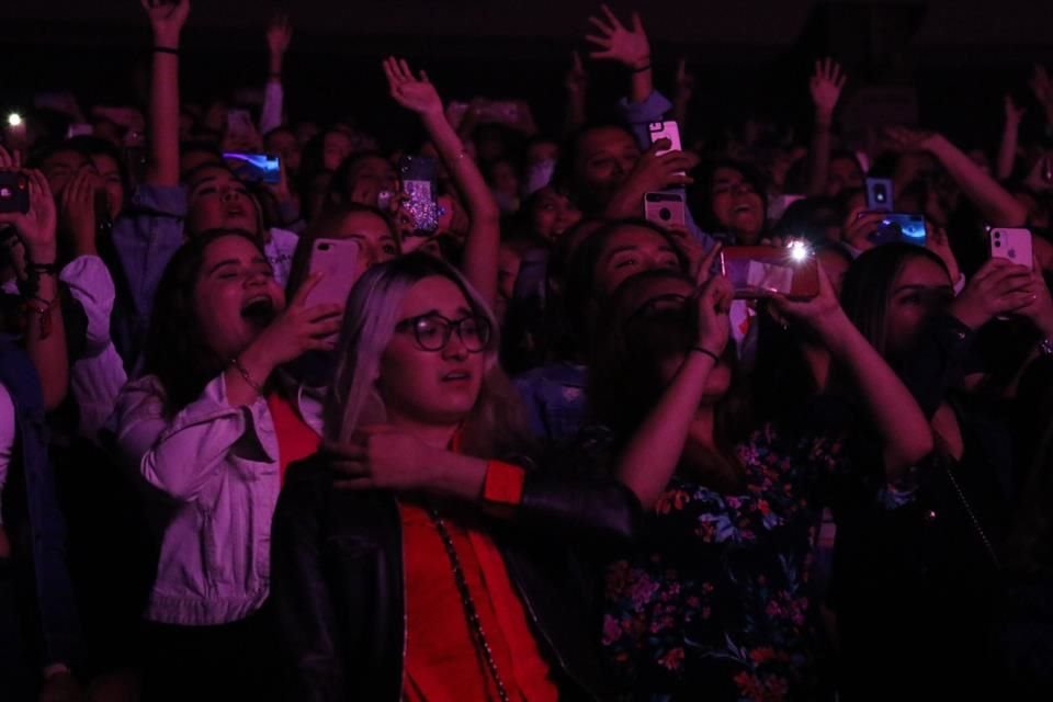 El público no se limitó para expresar su euforia durante todo el concierto.