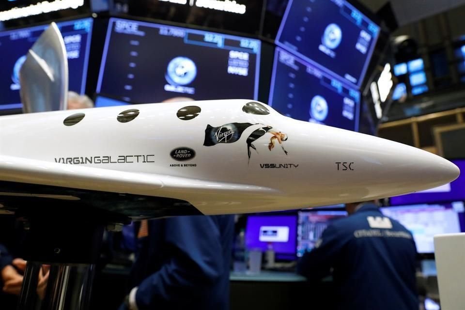 Richard Branson, de Virgin Galactic, planea volar al espacio a fines de este año.