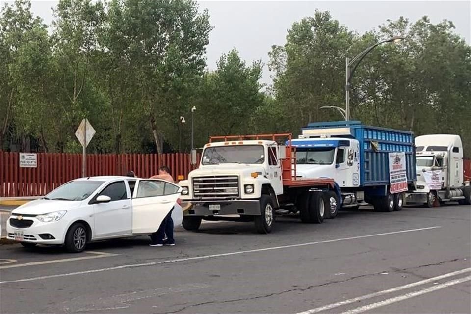 Los transportistas se ubican en la calle Emiliano Zapata y no han afectado la circulación.