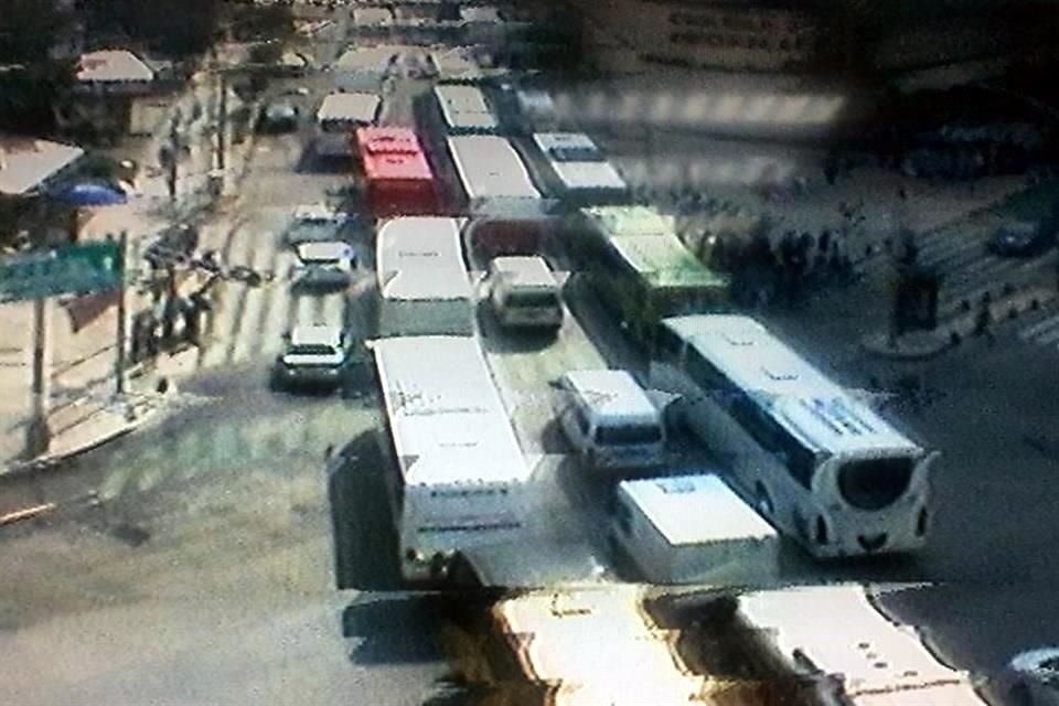 Una caravana de transportistas se encuentra en inmediaciones de Gobernación mientras líderes del movimiento dialogan con autoridades.