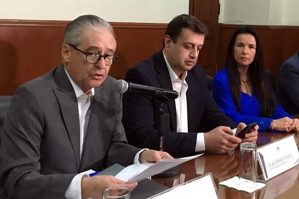 El Secretario de Gobierno, Enrique Ibarra (izq.), presentó la petición para que Alfaro pueda acudir en persona a rendir su Informe.