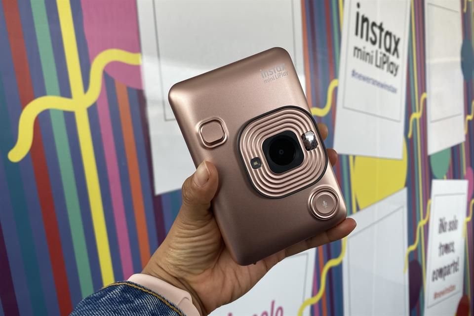 La Instax mini LiPlay imprime fotos con un código QR que direcciona a los usuarios a una página web que alberga el audio que se grabó.