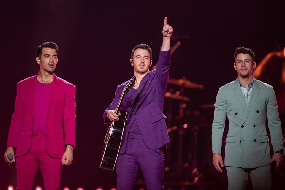 Los Jonas Brothers ofrecieron el primero de dos conciertos en el Palacio de los Deportes.