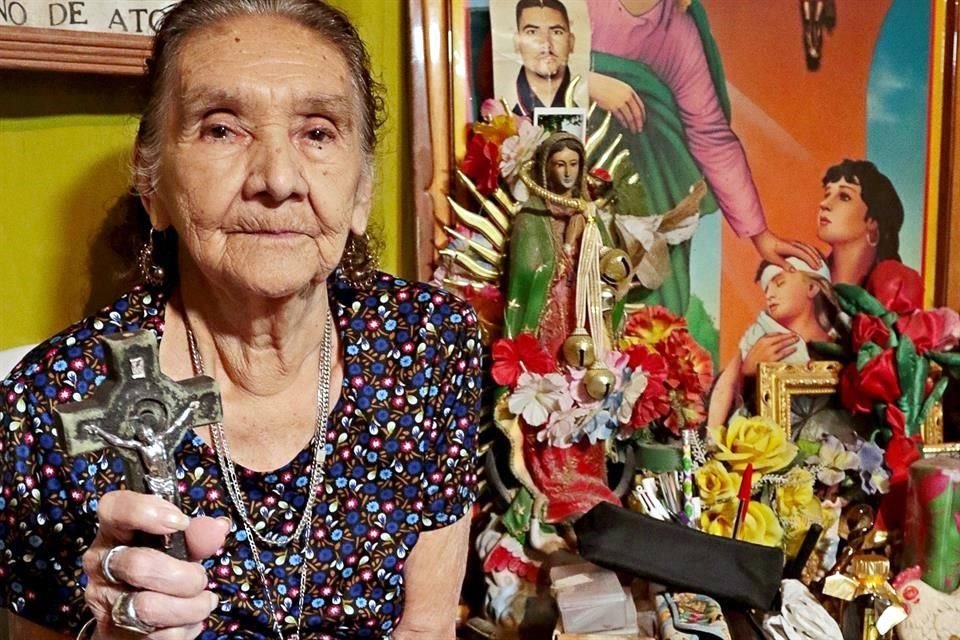 Élida Tijerina es la única curandera que ofrece sus servicios públicamente en La Petaca.