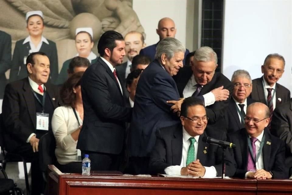 Aceves del Olmo y López Obrador en la 110 Asamblea General del IMSS.