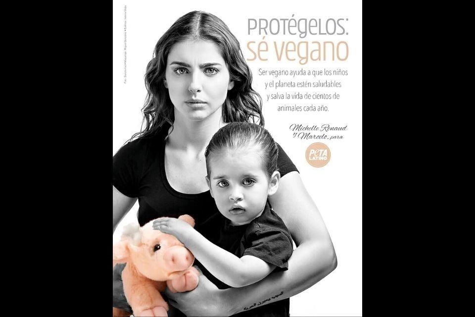 La actriz posa con su hijo, Marcelo, con el fin de promover la protección a los animales.