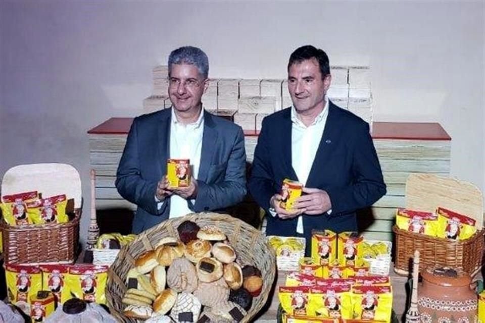 Fausto Costa, presidente ejecutivo de Nestlé México (izquierda), y Juan Carlos Paralejo-Serrano, vicepresidente de Chocolates y Confetis de la empresa.