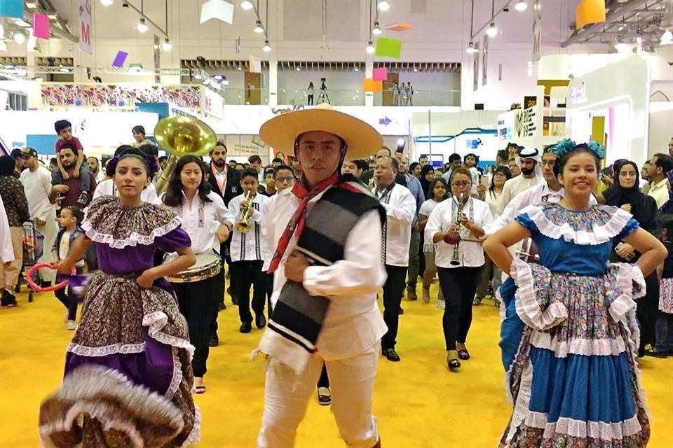 El pabellón nacional en la Feria Internacional del Libro de Sharjah capta la atención de los visitantes; no faltan la música y el color.