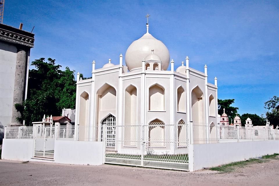 El panteón Jardines del Humaya es un lugar fuera de serie por su excentricidad que evoca la memoria de aquellos que deseaban tener un mejor estilo de vida.