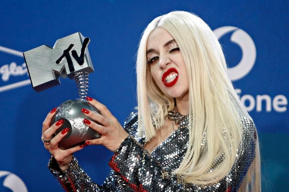 Ava Max posa junto al premio de  Mejor Push en la entrega de los MTV EMA 2019