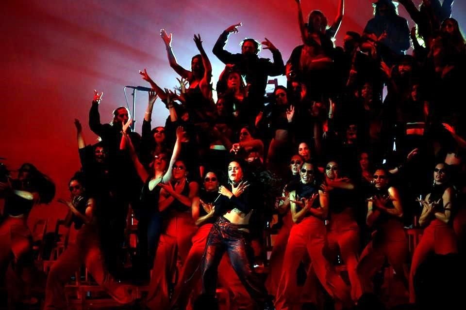 Rosalía también formó parte de los especiales musicales con un ensamble de bailarines.