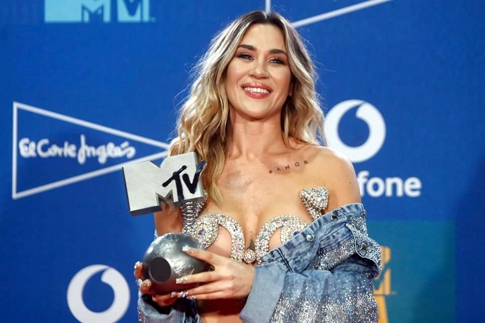 La actriz y cantautora argentina J Mena posa con su galardónen los MTV EMA que reconocen a los principales artistas europeos del momento.