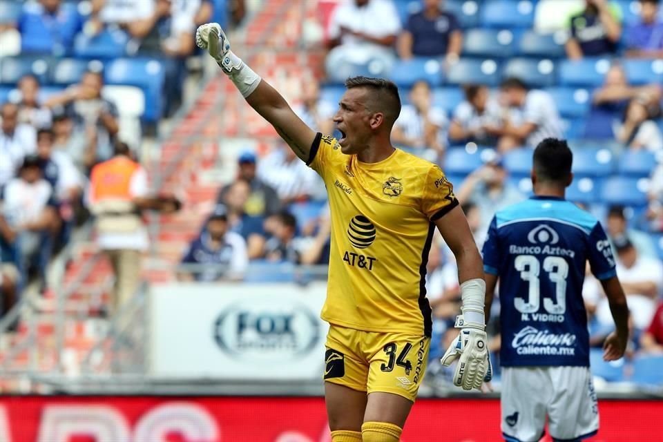 Nicolás Vikonis aplica su conocimiento en vestidor poblano