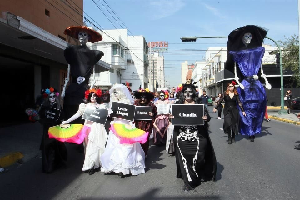 Las catrinas portaban los nombres de mujeres asesinadas.