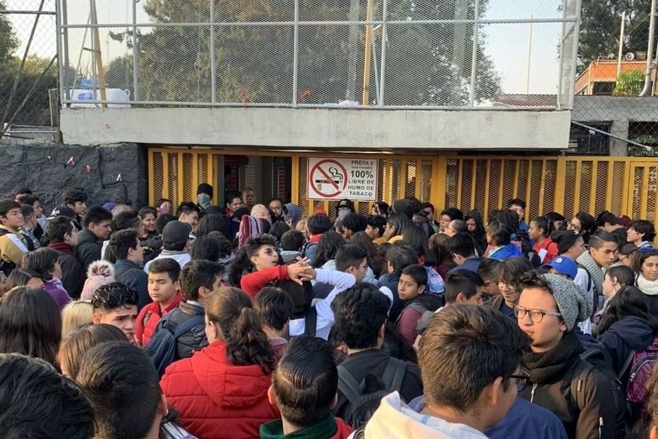 Alumnos afuera del plantel ubicado en Calzada del Hueso.