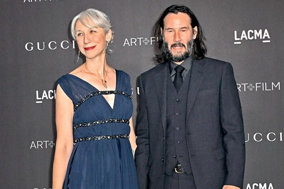 El actor apareció por primera vez en una alfombra roja con una pareja, este domingo en Los Ángeles.