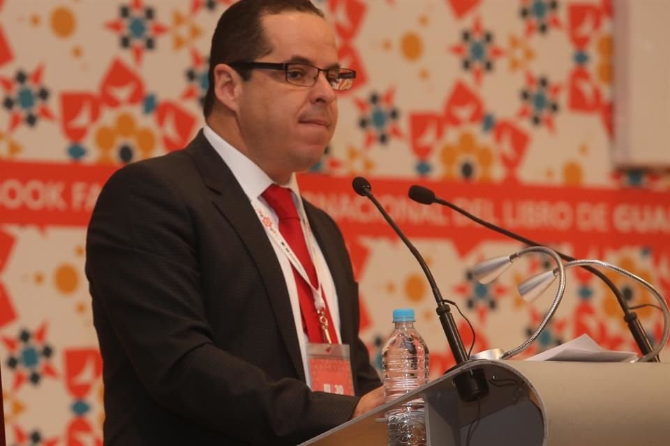 Durante el Informe de Gobierno de Alfaro, el perredista Enrique Velázquez le planteó fortalecer al Poder Legislativo y no quitarle recursos.