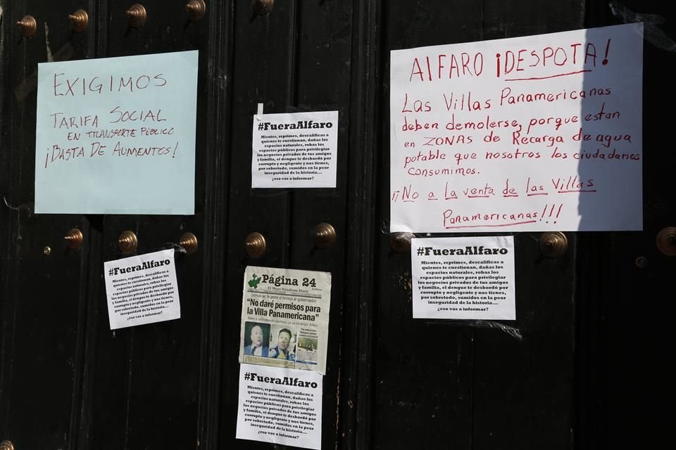 Afuera de donde el Gobernador rindió su Informe hubo protestas y reclamos.