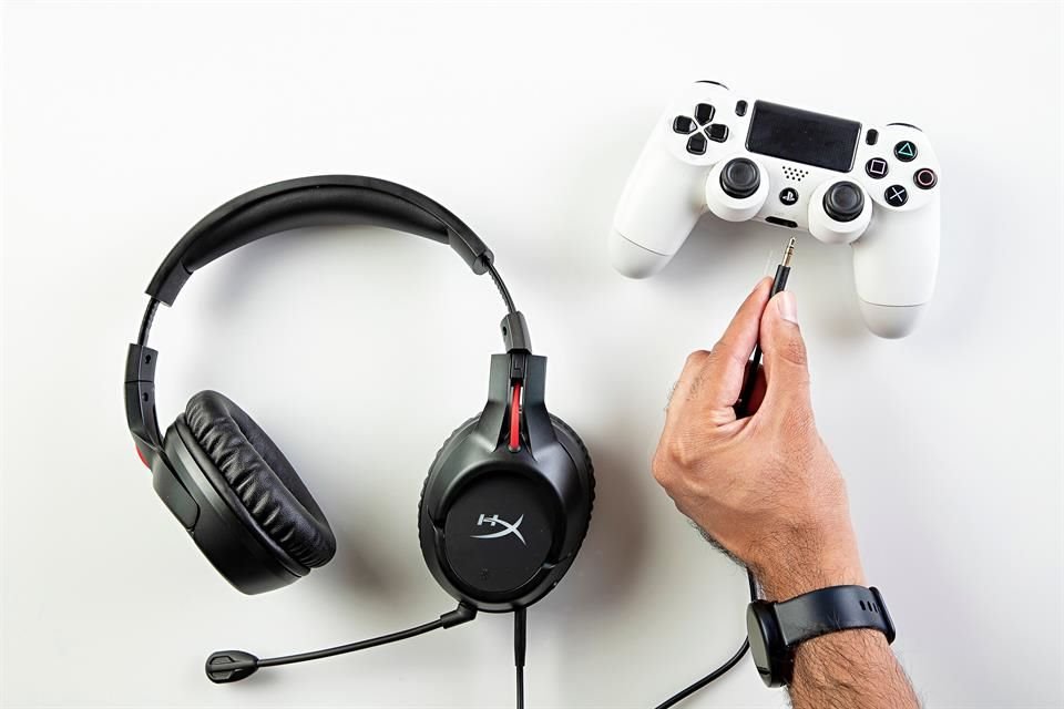 El headset cuenta con un cable de 3.5 mm para utilizarlo en los controles de PS4, Xbox One, Nintendo Switch e incluso un smartphone, aunque al usarlo de esta manera no tiene soporte al micrófono.