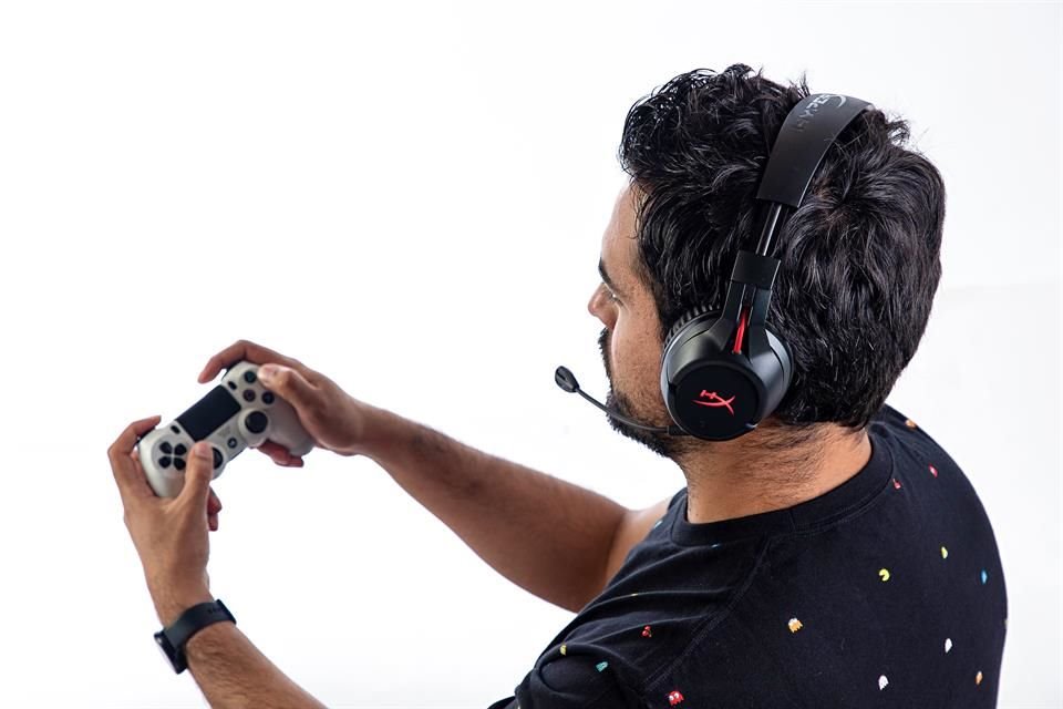 Los gamers pueden usar el headset por 30 horas al mantener los LEDs apagados, 18 horas si son intermitentes o 13 horas si quieres que el logo de HyperX adorne tu cabeza con su luz rojiza.