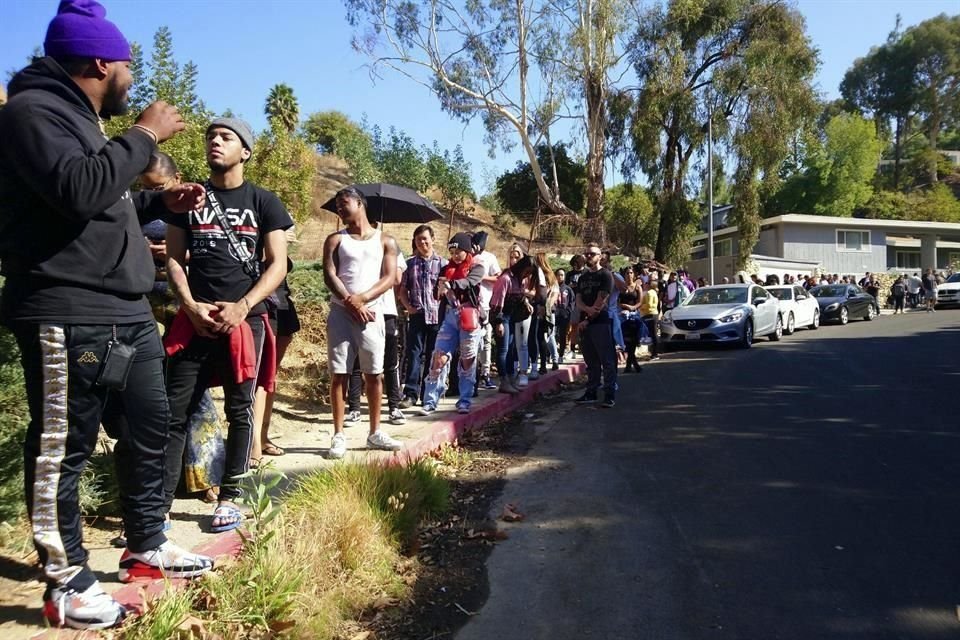 Los seguidores del cantante hicieron una larga fila con la esperanza de obtener alguna prenda.