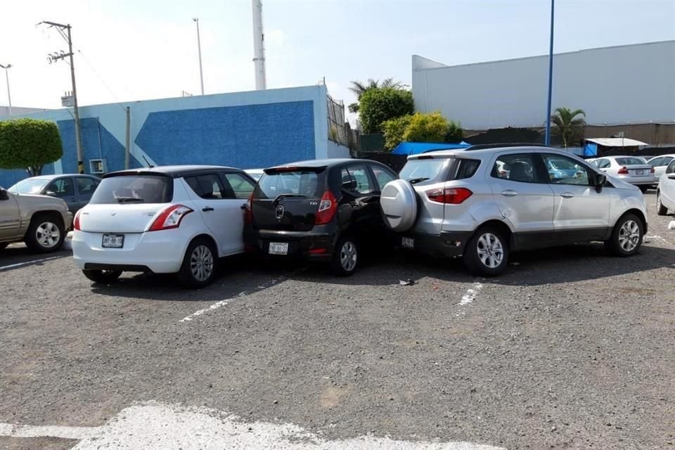 A través de un breve comunicado, la Universidad dio a conocer que se estaba revisando el percance ocurrido por la mañana en el estacionamiento del campus.