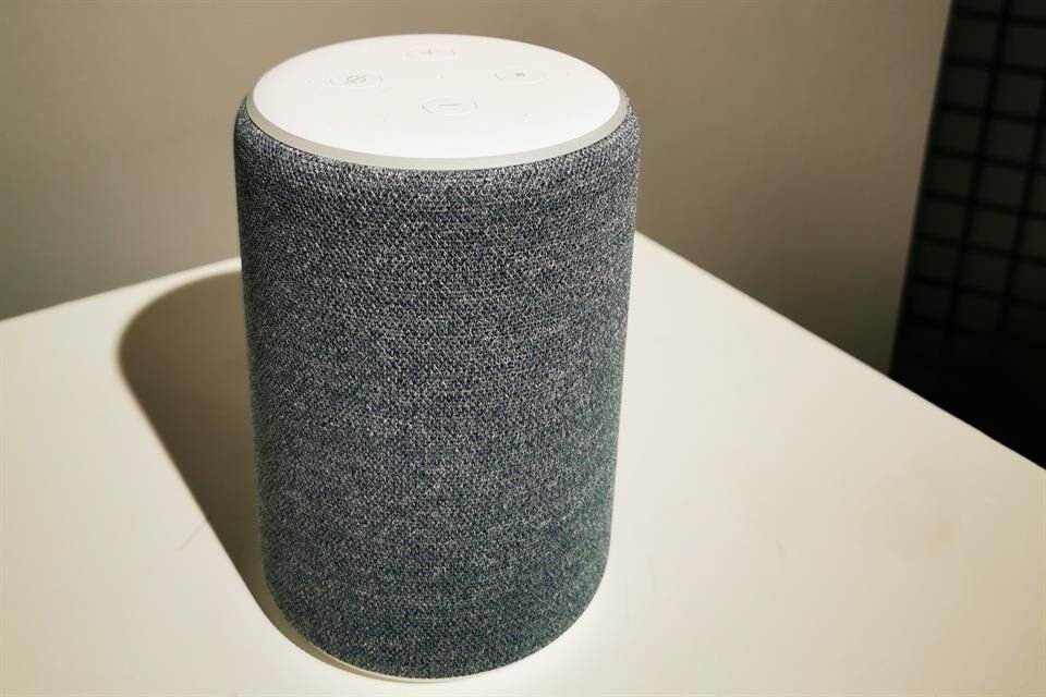 La tercera generación de Echo posee altavoces mejorados y tecnología Dolby para ofrecer audio en 360 grados con mayor claridad y nitidez en las voces y bajos más dinámicos por 2 mil 500 pesos.