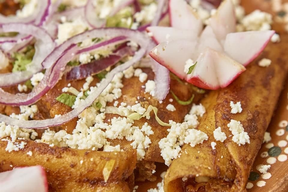 Enchiladas de mole rellenas de pollo.